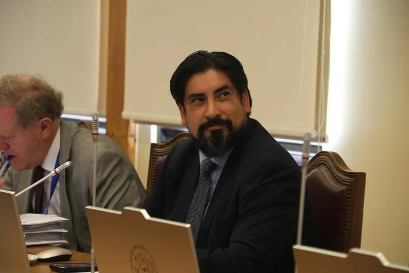 Diputado Rubén Oyarzo Agencua Uno