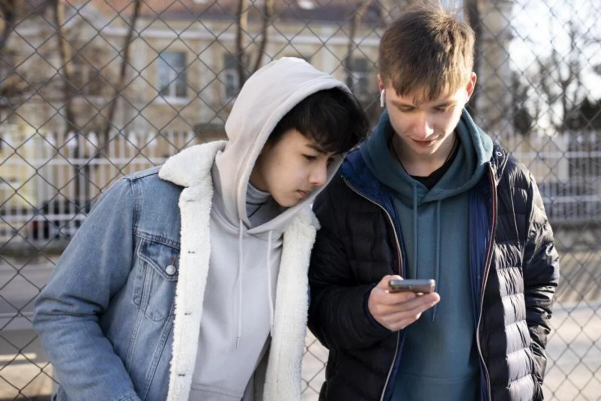 Adolescentes  redes sociales/ freepik