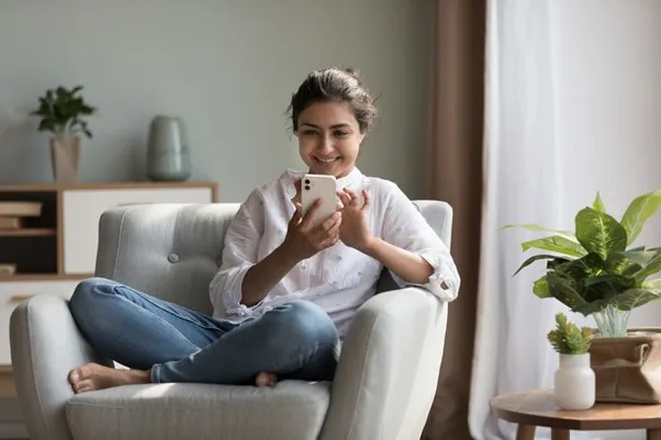 Mujer revisando su telefono
