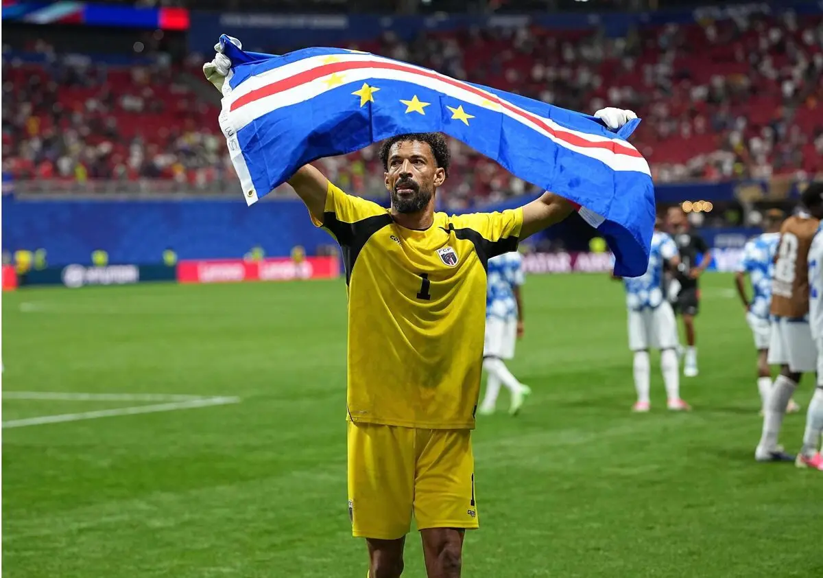 El portero de Cabo Verde, Vozinha, sostiene la bandera nacional tras el partido del grupo H entre España y Cabo Verde