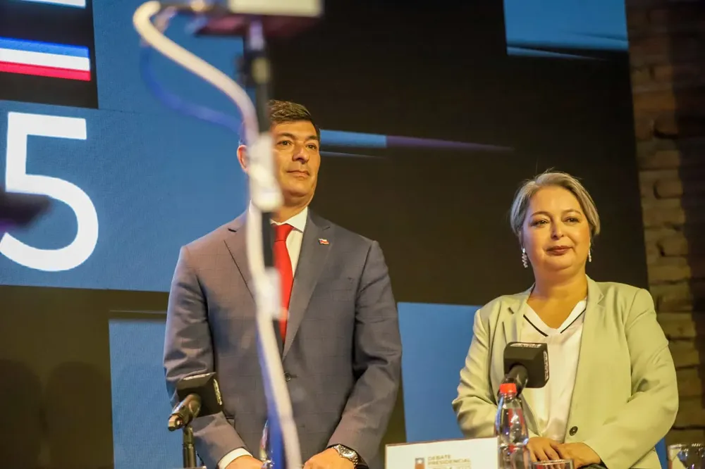 Franco Parisi  y  Jeannette Jara  Fotógrafo Cristian Daniel González Henríquez para The Times en Español