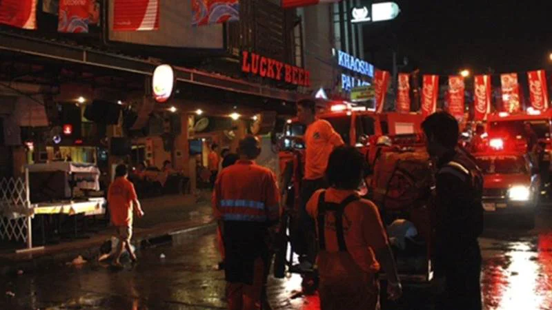 Vista nocturna del pub Rong Beer Na Lat Phrao en Bangkok  / EPA / STR