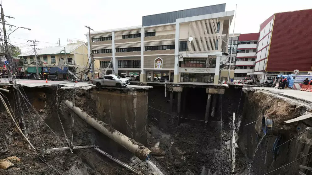 Un enorme socavón de unos 30 metros en Bangkok