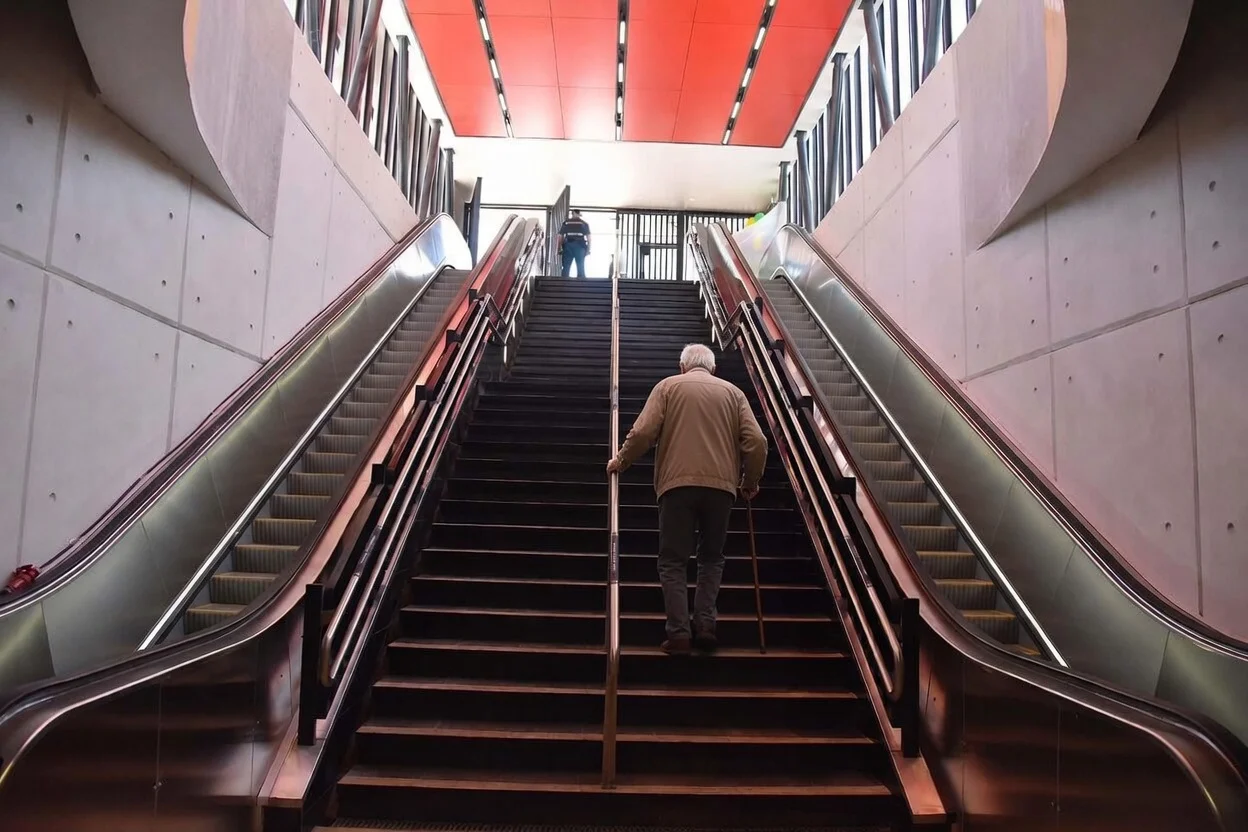 Escaleras del Metro de Santiago / The Times Latino