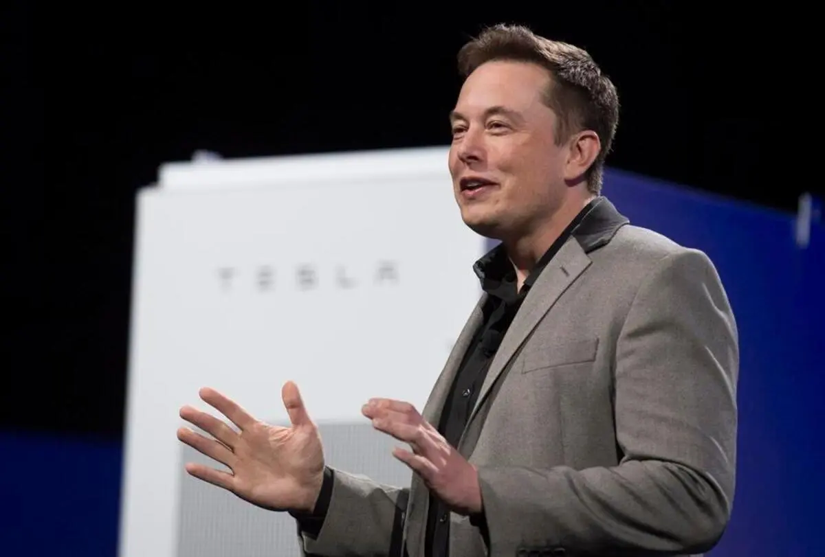 Elon Musk anunciando el lanzamiento de Grok 4.5, el nuevo modelo de IA de xAI con integración en SpaceX y Tesla