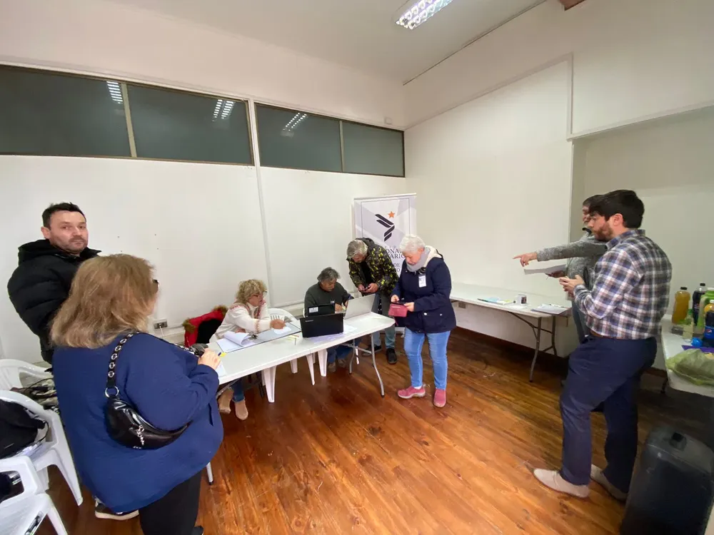 Miltantes Partido Nacional Libertarios votando
