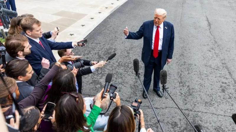 Donald Trump E P A / J I M L O S C A L Z O
