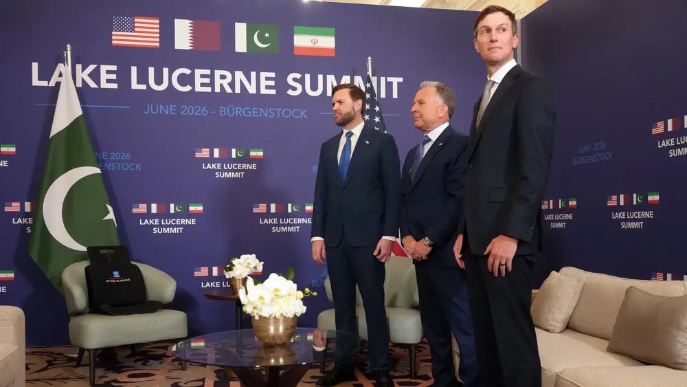 JD Vance (derecha) junto a funcionario iraní en conferencia de prensa durante el Lucerne Summit.   : Pool