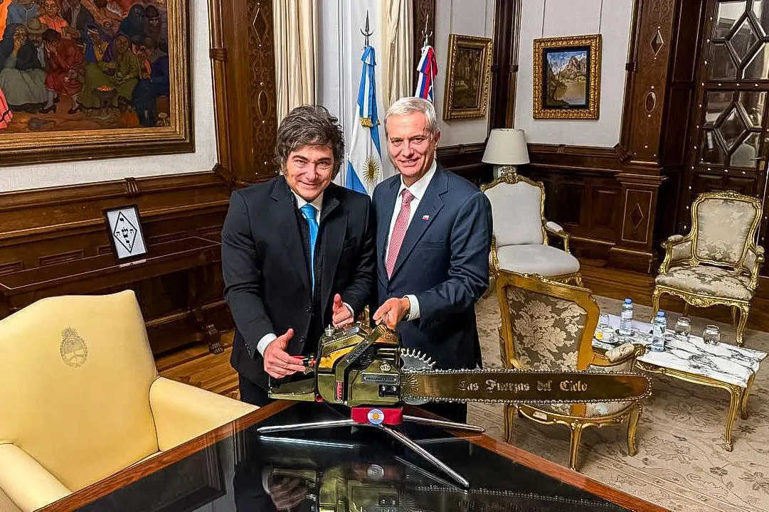 Jose Antonio Kast Y Javier Millei con la Motosierra Prensa Presidente Kast