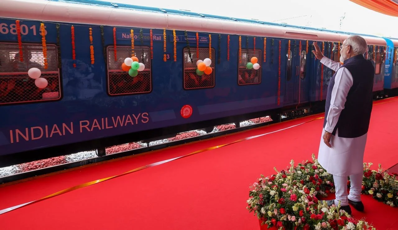rTren de hidrógeno de India decorado con guirnaldas en la estación de Jind, Haryana@narendramodi