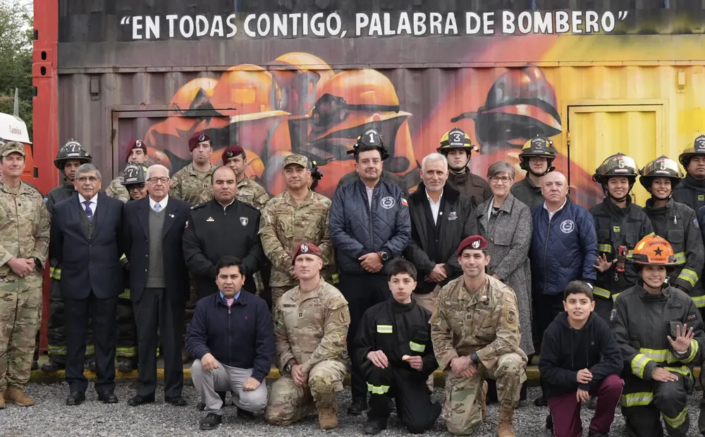 Jefa de Misión Adjunta de los EE.UU., Amy Christianson, junto a representantes de Bomberos de Chile, Ejército de Chile, USSOUTHCOM, SOCSOUTH, y autoridades regionales. (1)