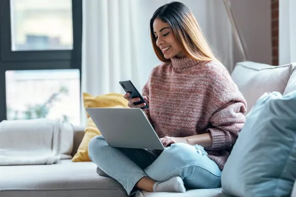 Mujer navegando en Internet Fuente: Shutterstock