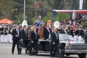 Un Hito Republicano: El Presidente José Antonio Kast Encabeza su Primera Gran Parada Militar