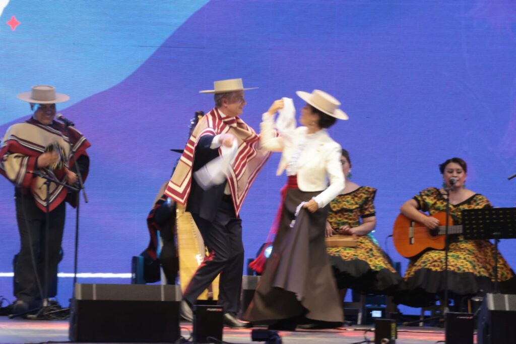 Fotos : Kast inaugura las fondas del Parque O’Higgins con su primer pie de cueca junto a María Pía Adriasola