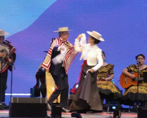 Fotos : Kast inaugura las fondas del Parque O’Higgins con su primer pie de cueca junto a María Pía Adriasola