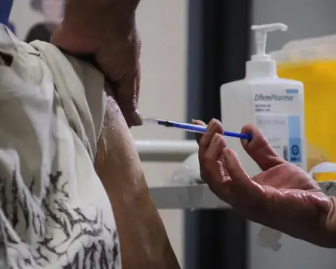 1,5 millones de Adultos mayores sin vacuna contra la influenza Chile