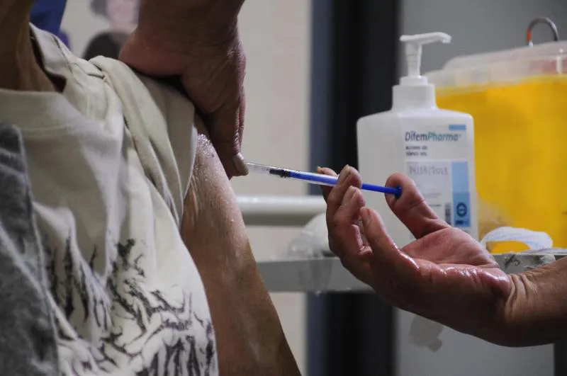 Más de 1,5 millones de mayores de 60 años en Chile sin vacuna contra la influenza: riesgo de segundo brote
